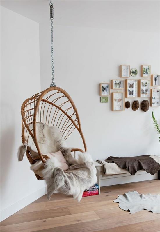 0-škandinávska atmosféra-švédsky nábytok-hojdacie kreslo-vo-svetlom-dreve-do-škandinávskej obývačky