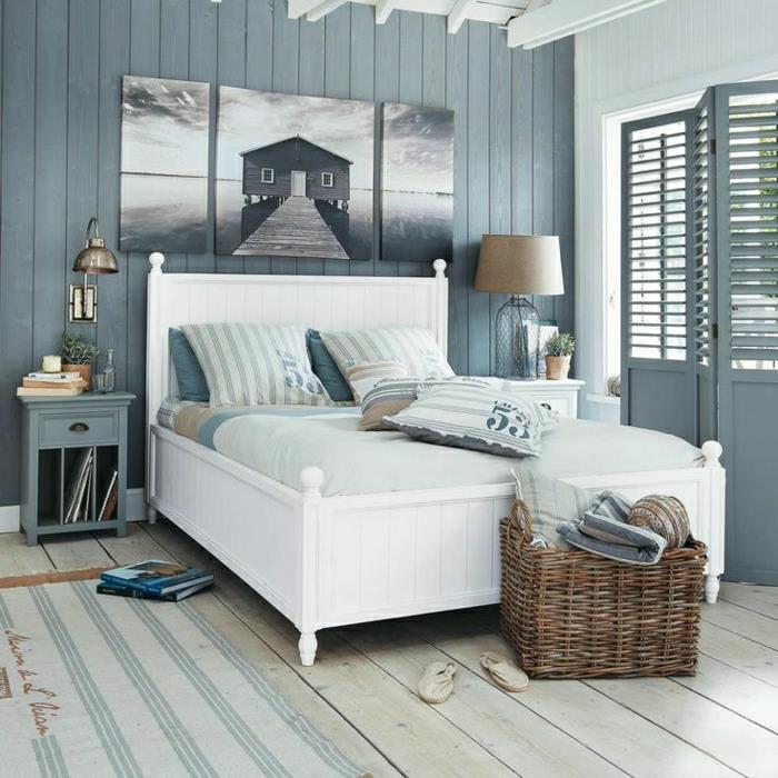 0-spálňa-dekorácia-morský-štýl-morská-modrá-stena-v-dreve-obrazy-posteľ-v-bielom dreve