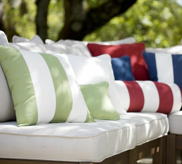 0-soffa-kudde-färg-vit-soffa-i-den-moderna-trädgården-vita-och-grönrandiga kuddar
