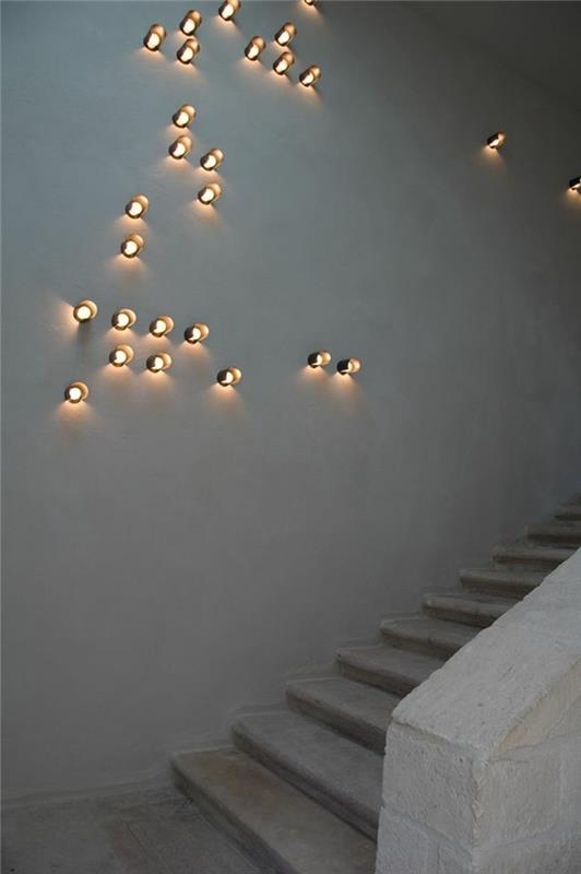 0-nápad-na osvetlenie-blízko-schodiska-v-šedej-voskovanej-betónovej-stene-chodbe