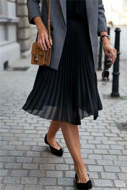 0-lång-svart-veckad-kjol-kvinna-grå-jacka-kvinna-svarta-skor