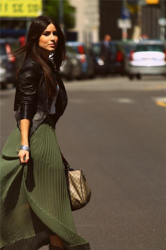 0-lång-veckad kjol-grön-läder-jacka-svart-hår-medellängd