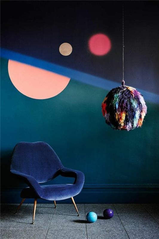 0-farebný-dizajn-svetlá-stolička-v-tmavo-modro-farebných-stenách-trend-nápad-interiér