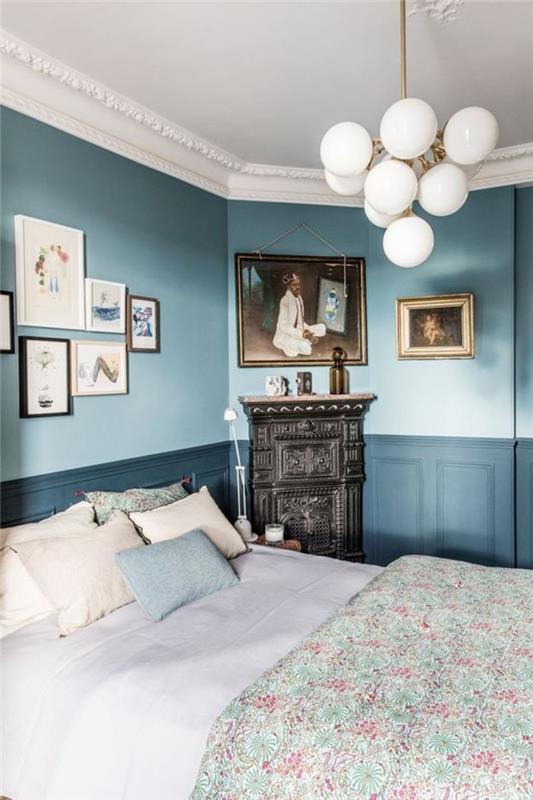0-vackert-sovrum-med-vit-designer-ljuskronor-mörkblå-väggar