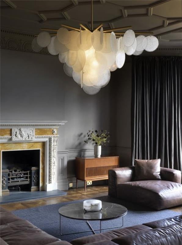 0-vackert-vardagsrum-med-vit-ljuskrona-billig-design-ljuskronor-brun-läder-soffa