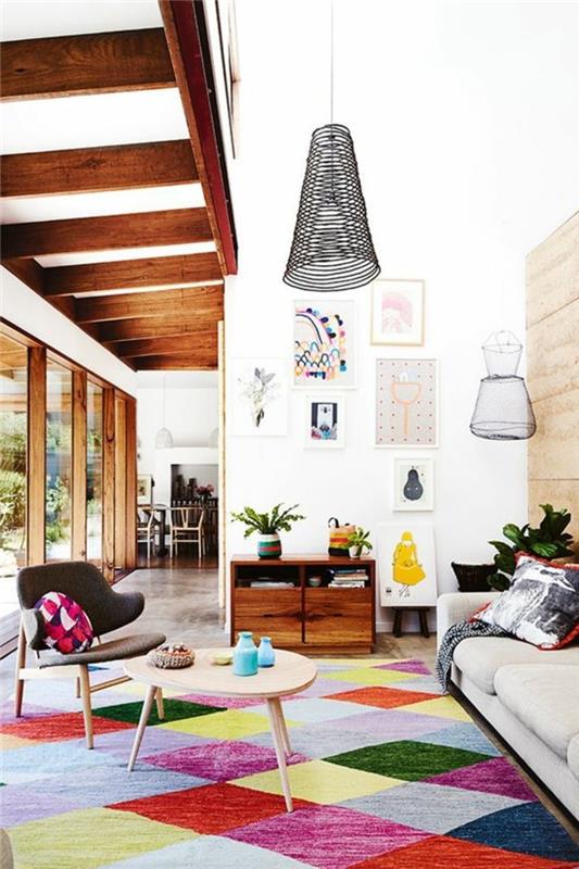 0-veľkolepý-obývačka-béžový-nábytok-farebný-koberec-biele-steny-strop-biely-ratanový luster