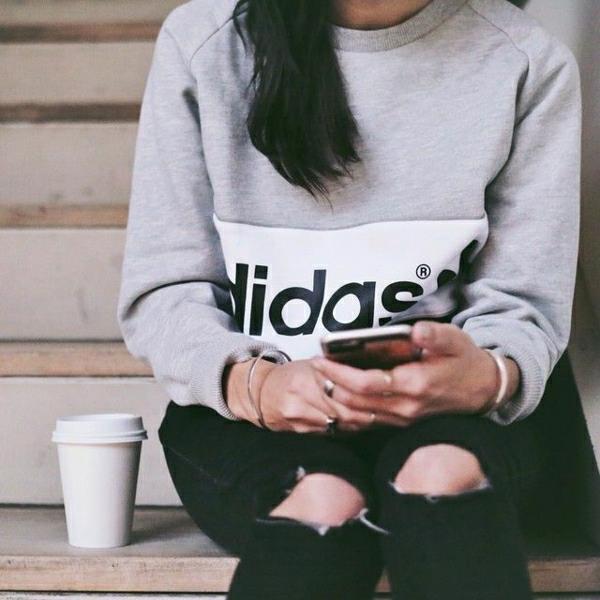 0-tröja-grå-adidas-kvinna-jeans-med-hål-svart-mode-trend