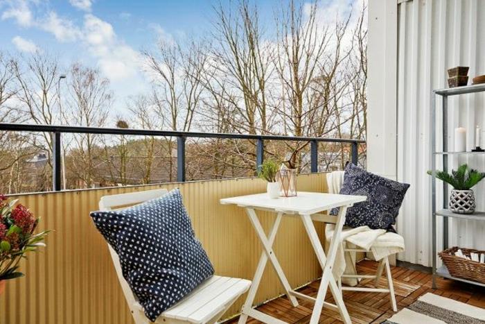 0-fällbart-trä-bord-vitt-en-vacker-terrass-med-vacker-utsikt-terrass-möbler