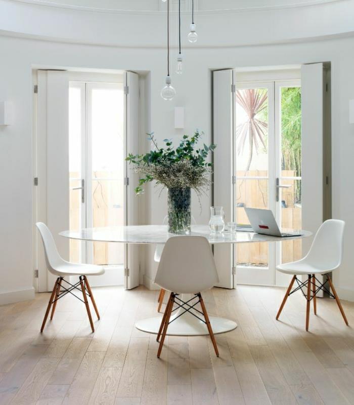 0-tulpan-bord-i-vit-marmor-golv-golv-vägg-balnc-plast-stol-vita-blommor-på-bordet