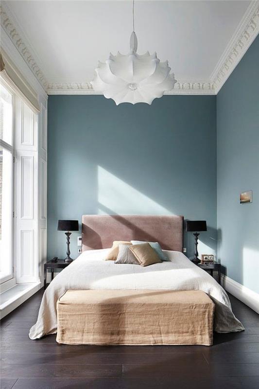 0-en annan-vacker-blomma-design-ljuskrona-vit-mörkblå-väggar-dubbelsäng-i-sovrummet