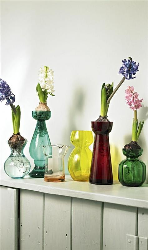 0-cylindrisk-vas-glas-olika-färger-vaser-blommor-i-den-vita-väggen-vaser