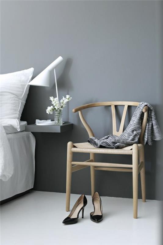 00-spálňa-so-švédskym nábytkom-škandinávsky-nábytok-sivé steny-stolička-vo-svetlom-dreve