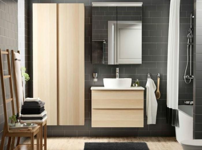 00-ikea-kúpeľňa-stĺp-vo-svetle-drevo-obklad-stena-sivo-trendy