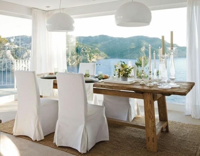 00-kompletná-jedáleň-a-drevený-stôl-veľké-okná-s-výhľadom-na-oceán