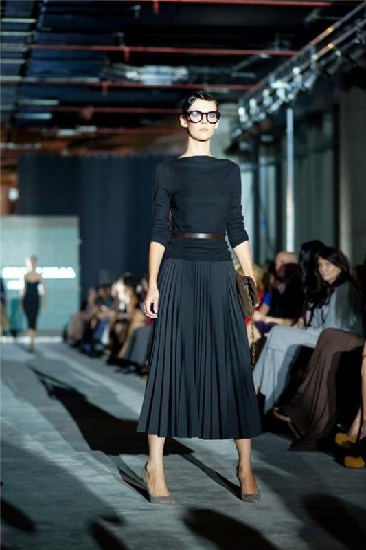 00-modetrender-svart-veckade-medellånga kjolar-svart-blus-kvinna