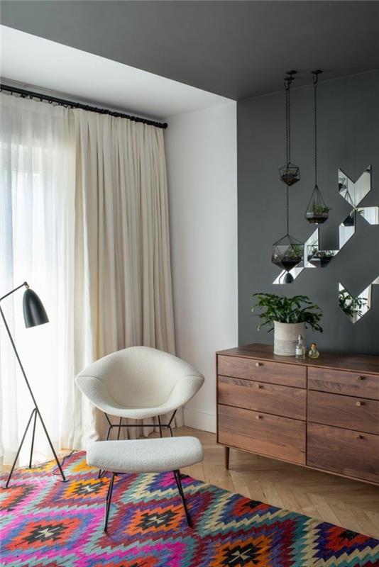 00-ljus-parkett-golv-färgad-matta-grå-vägg-trämöbler-beige-vit-stol