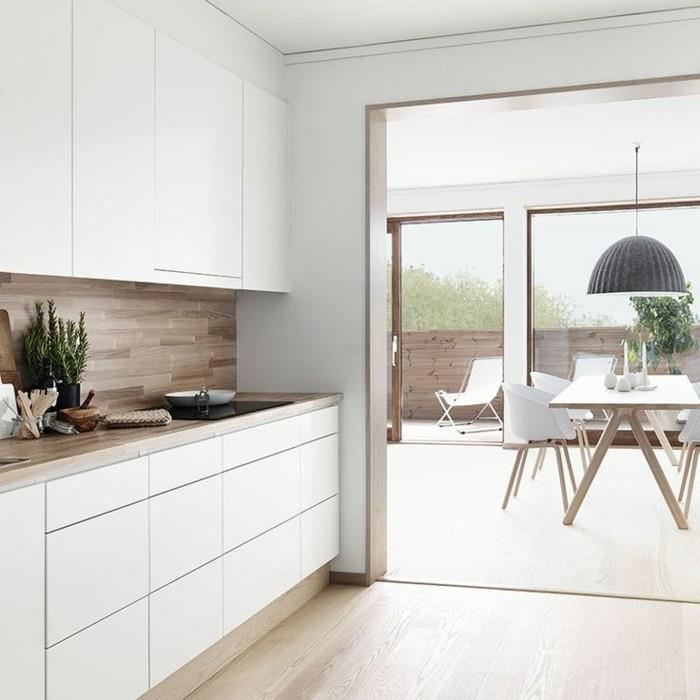 000-pekná-kuchyňa-so-škandinávskou atmosférou-švédsky-nábytok-ľahký-nábytok-biele stoličky