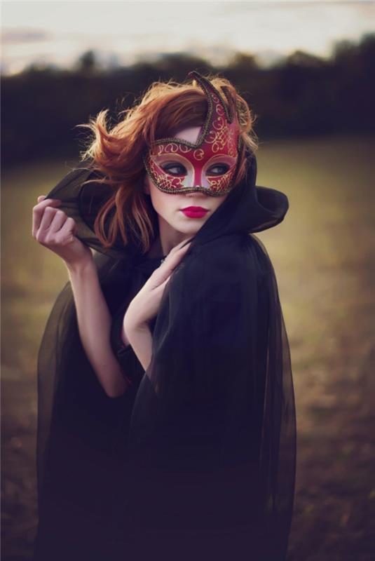 Maskerad kvinna, röd maskerad venedig och svart huva i tyll, karnevalsförklädnad, hur man klär sig till fest på tisdag