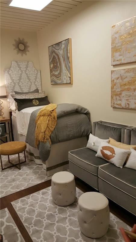 interiör i 9m2 sovrum, soffa och fåtöljer i pärlgrått sammet, sängklädsel i pärlgrått sammet, tre rektangulära mattor i beige och vitt