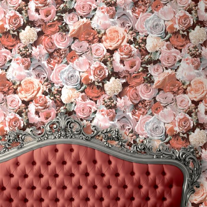 trompe l'oeil tapet i neoklassisk stil med stora röda och rosa rosor på soffväggen i ljusröd färg