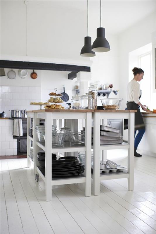أثاث أبيض لتخزين خزانة المطبخ المثالي ، أرضية خشبية مطلية باللون الأبيض ، تركيبات إضاءة معدنية سوداء على الطراز الصناعي ، مطبخ مشرق ومرتب