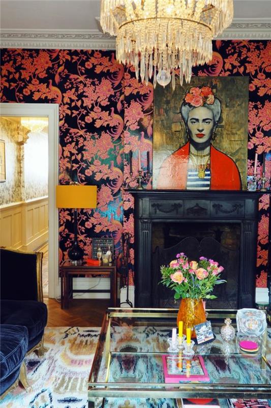 trompe l'oeil tapet, liberty tapet, blommor i korallfärg på svart bakgrund, stor kristallkrona med stor kristallkula, stor öppen spis i svart, vit metall soffbord med härdat glas
