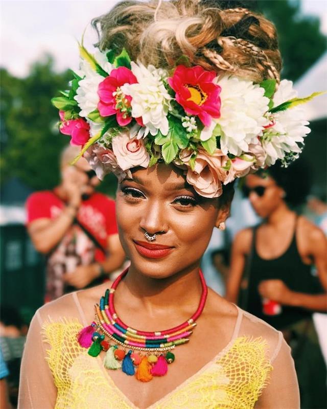 Vårblommakrans med konstgjorda blommor, spetsgul klänning, juvel i traditionell stil, idé hur man klär sig för en karneval