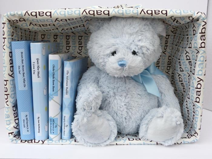darček budúcej mamičky, plyšový macko v modrej farbe s modrou saténovou mašličkou, detské knižky s dekami v modrej a bielej farbe