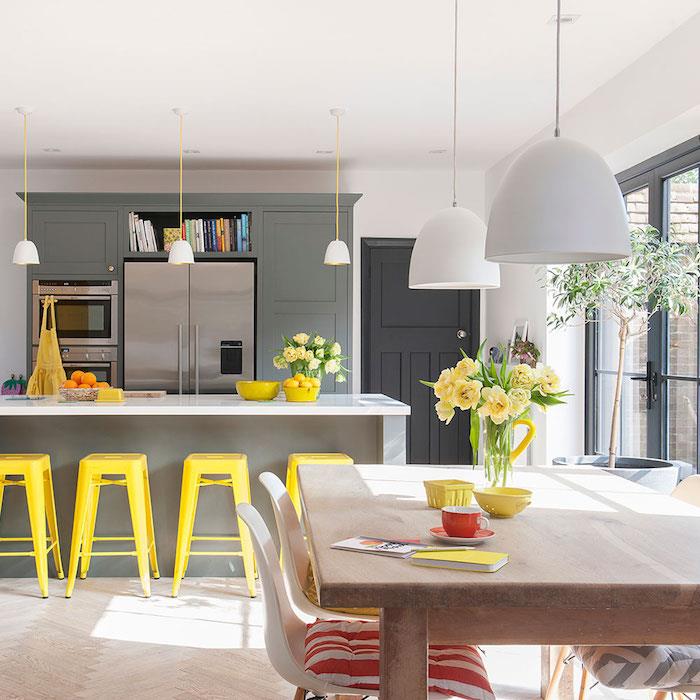 Žltá vysoká stolička, kvety vo vázach, kuchynský trend 2020, kombinujte farby v kuchyni
