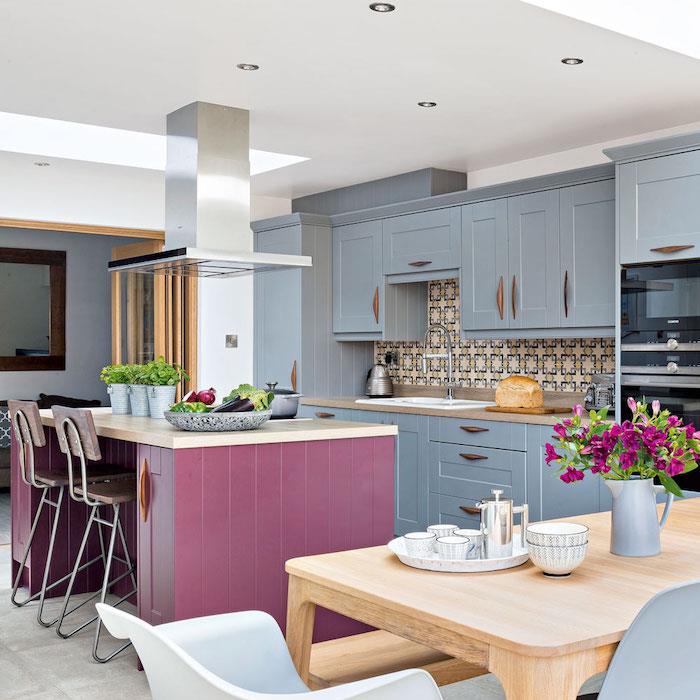 Svetlomodrá a fialová dvojfarebná kuchyňa, kuchynský trend 2020, kombinácia farieb na mieru vo vašom rustikálnom dome