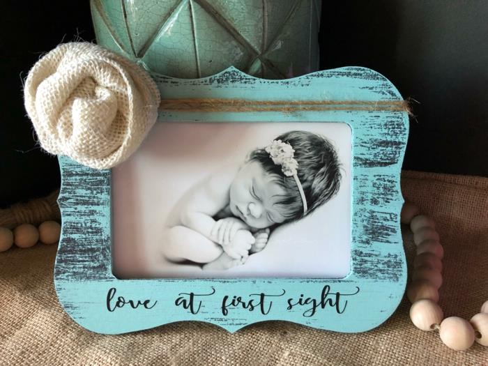darček pre budúcu matku, tyrkysový drevený rám na fotografiu, ružový v bielom ľanovom tkanine na ľavej strane hore, fotka spiaceho dieťaťa