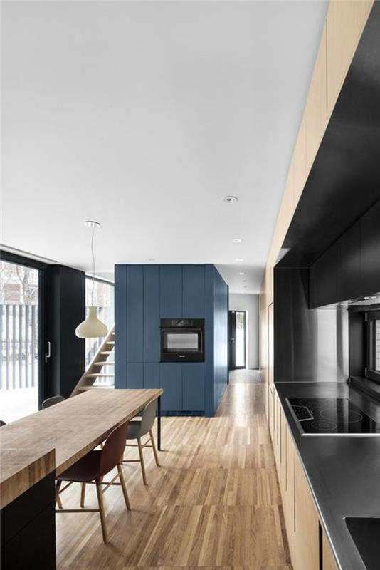 modrá kuchyňa, kačacia modrá farba, jedáleň zariadená na dĺžku, parkety v odtieňoch béžovej a hnedej, sporák a drez v čiernej farbe