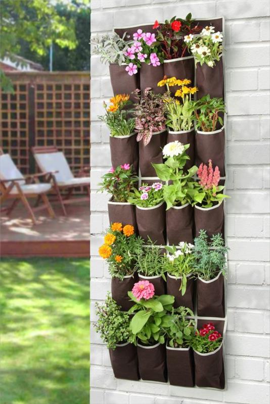 ozdobte vonkajšiu stenu držiakom na hnedú tkaninu, kapacita 20 kvetináčov, stenu z bielych tehál, ako ozdobiť vonkajšiu stenu zeleňou a kvetmi