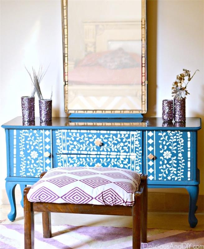 Modrá nízka skrinka s horným zrkadlom zdobená bielymi kvetmi, premaľovaním nápadu na maľovanie skrinky, kuchyne alebo obývačky