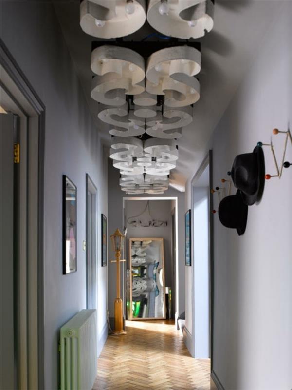 Idé hur man dekorerar en smal hall, modern inredning för korridoren, lampor i s installation