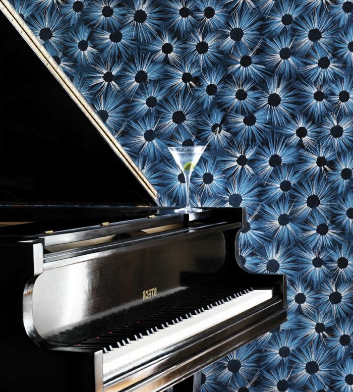 trompe l'oeil tapeter i kungsblått och svart, för vardagsrumsväggar, med klassiskt piano och ett glas cocktail