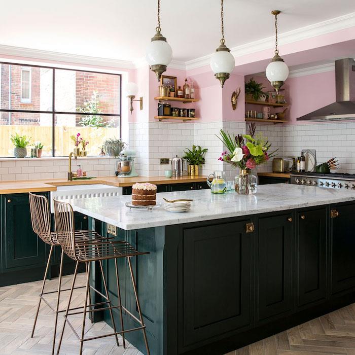 Tmavozelený kuchynský ostrov, biele tehly, svetlo ružová farba na stenu, nápady na farbu kuchynskej steny 2020, nápady na farebné steny v kuchyni