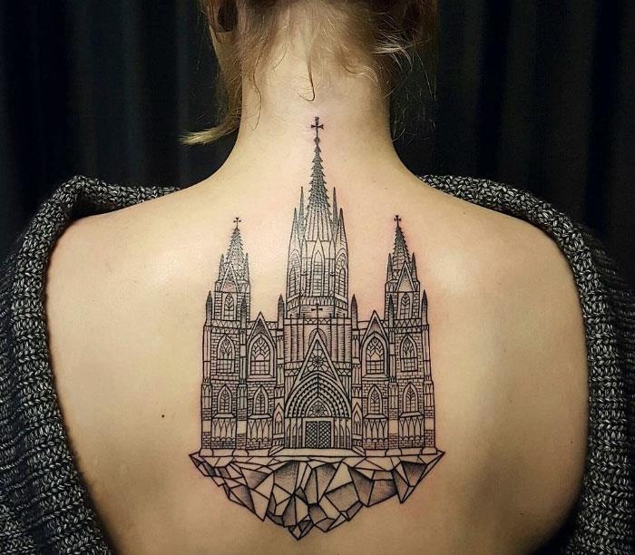 Tetovanie s témou architektúry, tetovanie s katedrálou na ženskom chrbte, nápad na architektonické tetovanie, tetovanie od profesionála