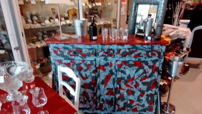 modernizovať starú skrinku, barový kuchynský ostrov, otvorený priestor, stôl s červenou pracovnou doskou, lesklý povrch, biele drevené stoličky v štýle retro bistro