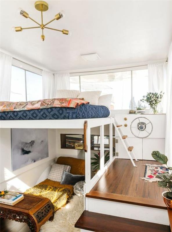Spálňa 9 m2 na jachte, s dvoma poschodovými posteľami, svietidlo v zlatej farbe, hladký povrch s bielym stropom, so zelenými rastlinami