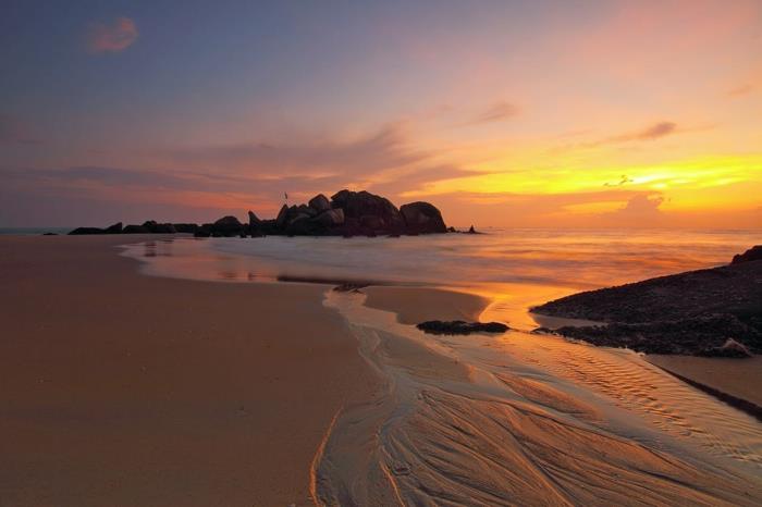 himmelsk plats, himmelska landskap, solnedgång över havet, blå himmel med moln i gult och orange, beige sand