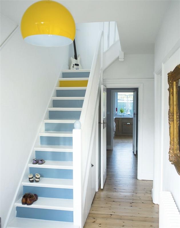 Bra idé hur man lyser upp en vit hall med blå trappor och gula accenter, barockspegel, rund gul ljuskrona