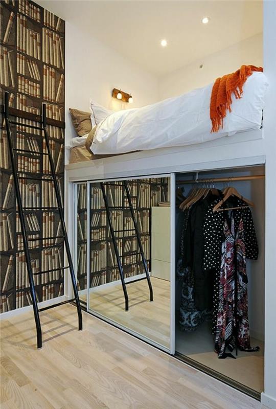 malá malá spálňa pre dospelých na dvoch úrovniach, s knižnicou po celej výške jednej zo stien, šatníkovou skriňou pod posteľou s posuvnými dverami a so zrkadlami