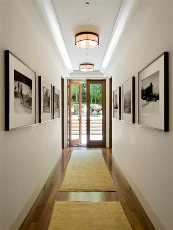 5 tips för att dekorera en för smal hall, inredning, två långa och smala mattor i gul färg, svartvitt foto tillgängligt