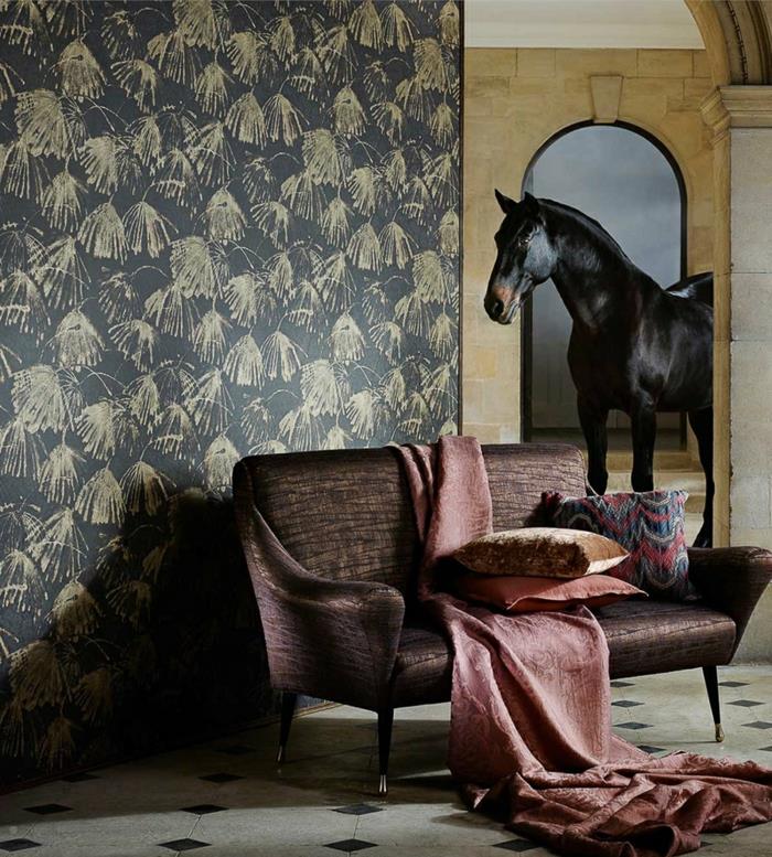 jätteaffisch med häst som kommer ut på en innergård, vägg i trompe l'oeil tapet i indigoblå och beige färg, plommonfärgad soffa med satinfinish med pulverrosa lock, golv med svartvitt kakel i klassisk stil