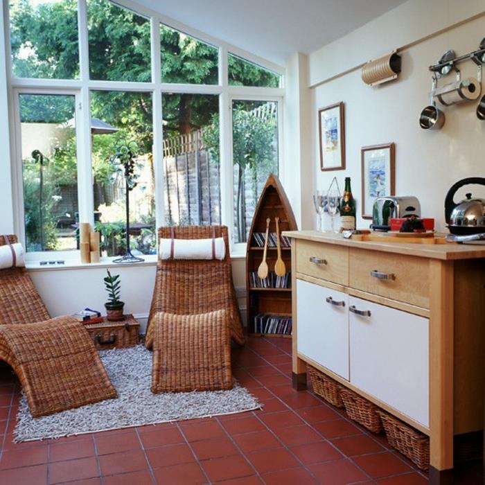 deco-veranda-mycket-intressant-två-rotting-lounge-stolar-trämöbler-den-perfekta platsen att tillbringa-en-kväll-med-vänner