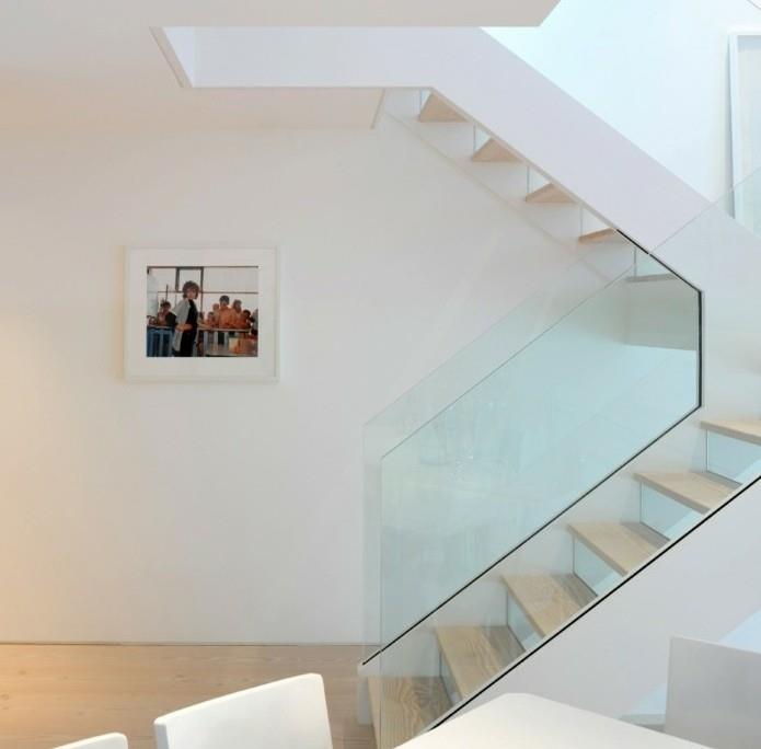 modern-trappa-pvc-steg-räcke-glas-trappa-ren-linjer