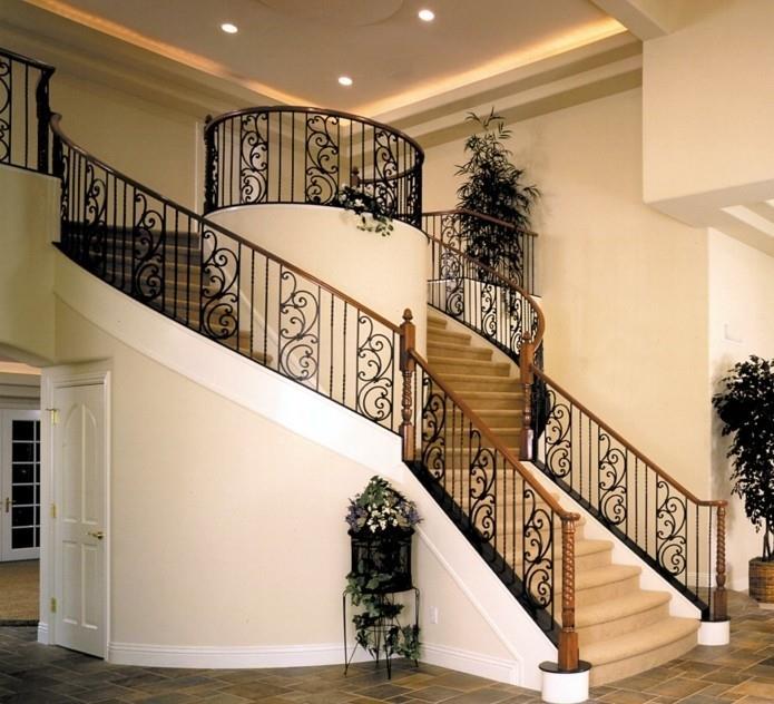 modern-trappa-för-ett-rymligt-hus-vacker-idé-matta-trappa-räcke-estetisk-design-i-svart