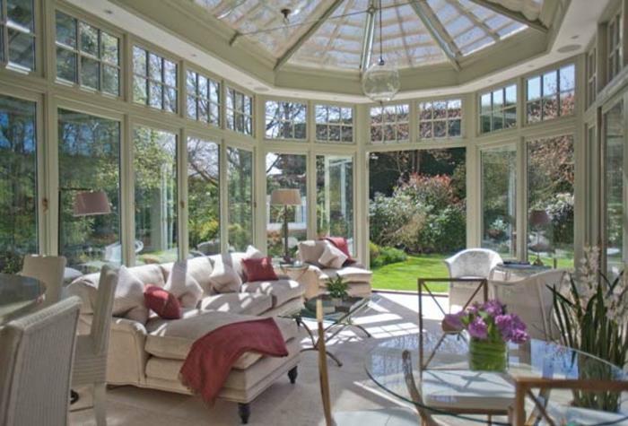 vit-yttre-baldakin-landskapsarkitektur-veranda-elegant-stor-soffa-glas-bord-rotting-stolar-deco-imponerande