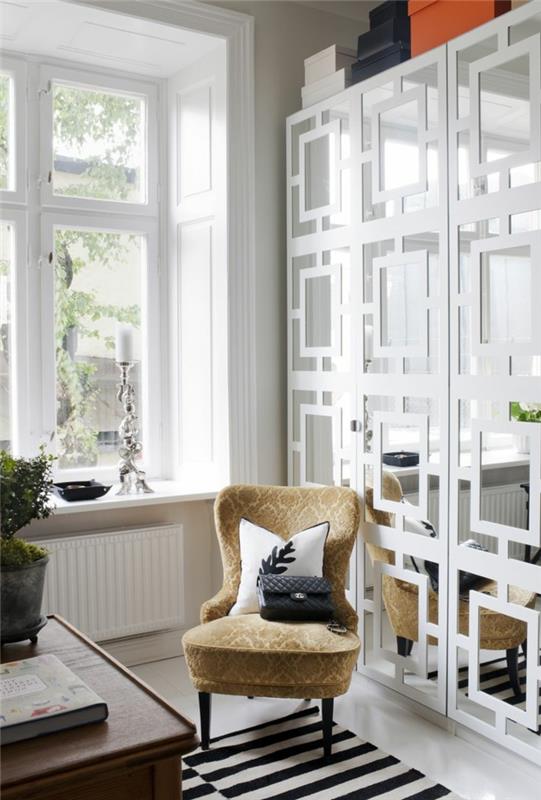 1-alinea-dekorativ-spegel-i-vardagsrummet-beige-stol-fönster-i-vardagsrummet